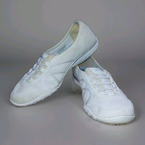 ​Skechers Breathe Easy Sweet Jam White Slip On Women’s 6.5 Relaxed Fit 23045 WHT